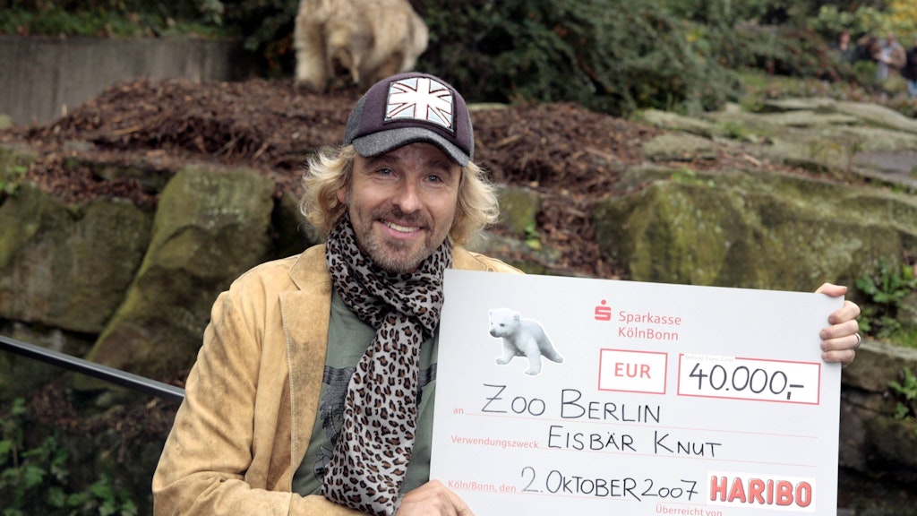 Thomas Gottschalk und Gummibärchen-Hersteller nutzen Knut als Star, überreichten 2007 dem Zoo einen Scheck über 40.000 Euro.