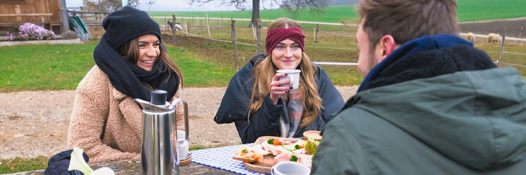 Einmal nahm Bachelor Niko Mimi (r.) und Michèle zusammen mit auf ein Date. 