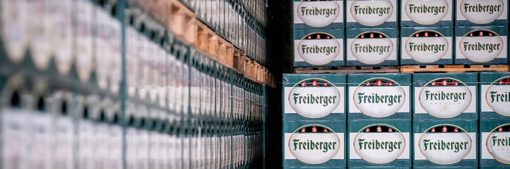 Bierkästen stapeln sich in der Brauerei. 
