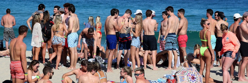Der Strand ist während des Spring Breaks mit jugendlichen Partygängern gefüllt.