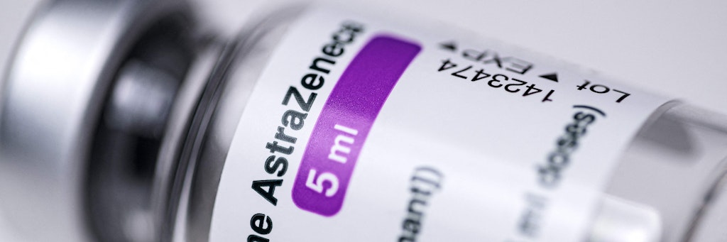 Nahaufnahme von Ampulle mit Astrazeneca-Impfstoff