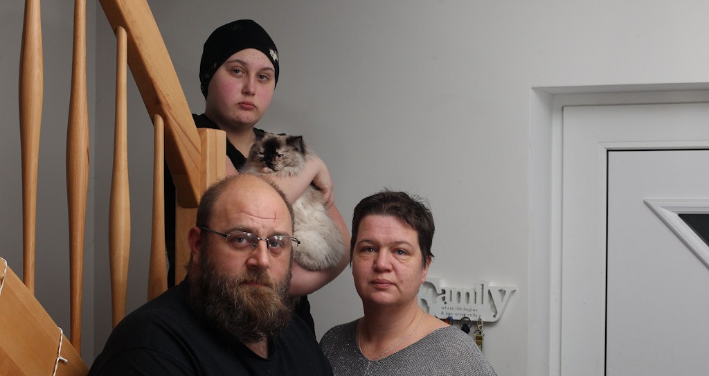 Die Brandenburger Familie, die in den letzten Jahren so viel Unglück erlebte: die Eltern Adrian und Sandra sowie im Hintergrund Ronja S.