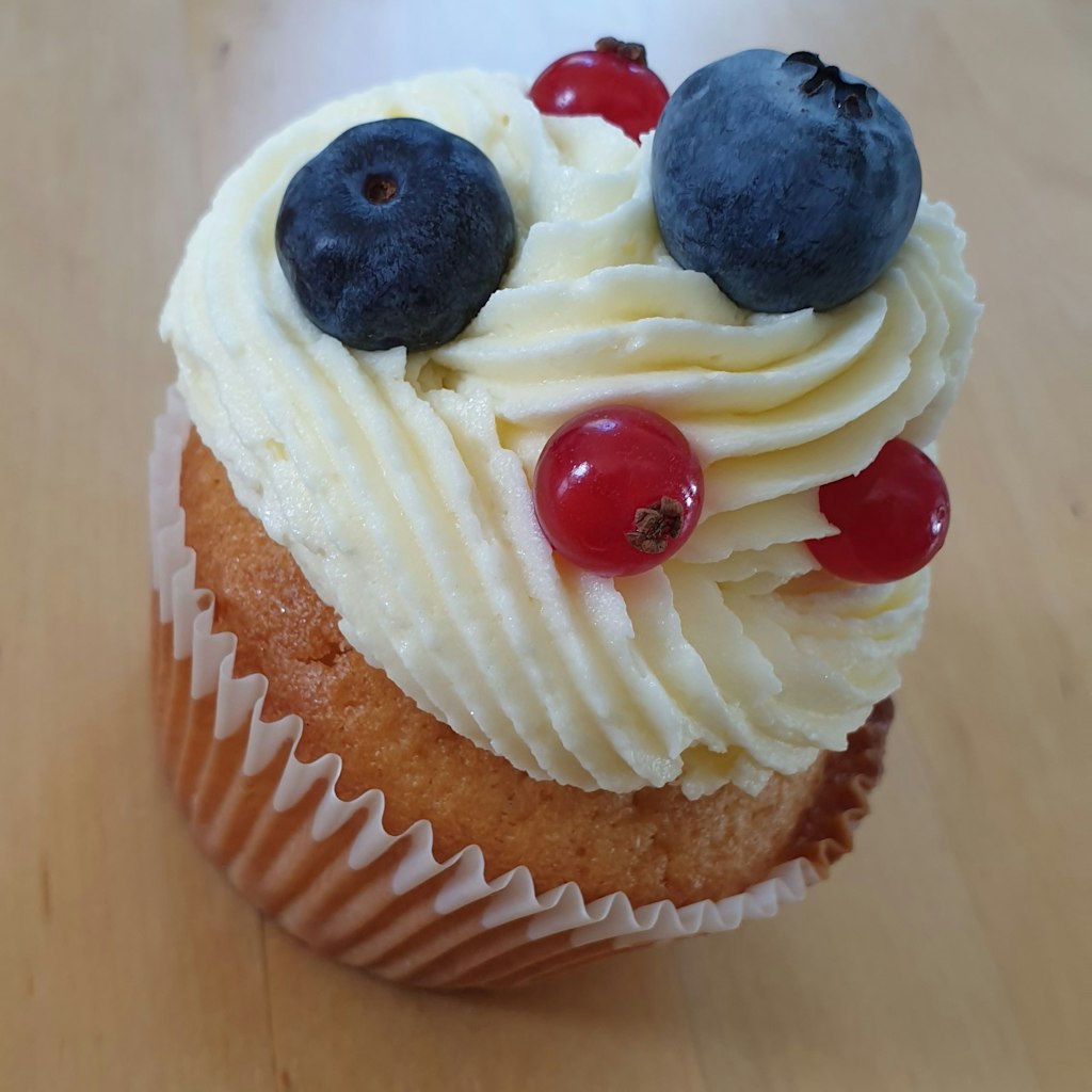 Mit frischem Obst ist der Cupcake besonders lecker.