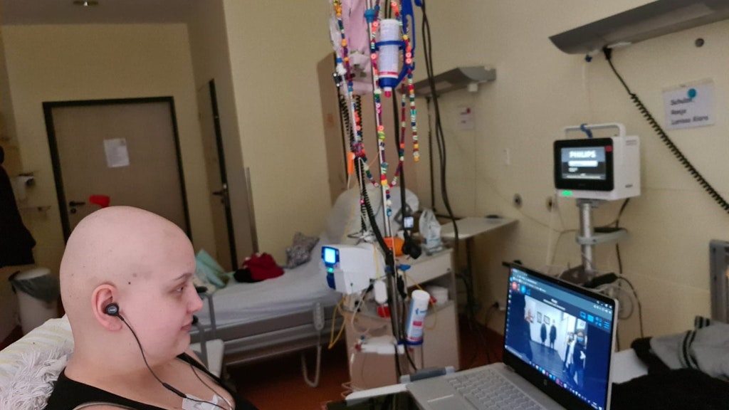 Dank der neuen Technik: Ronja vor ihrem Laptop, der sie mit ihrer Schulklasse vom Krankenhausbett aus verbindet.