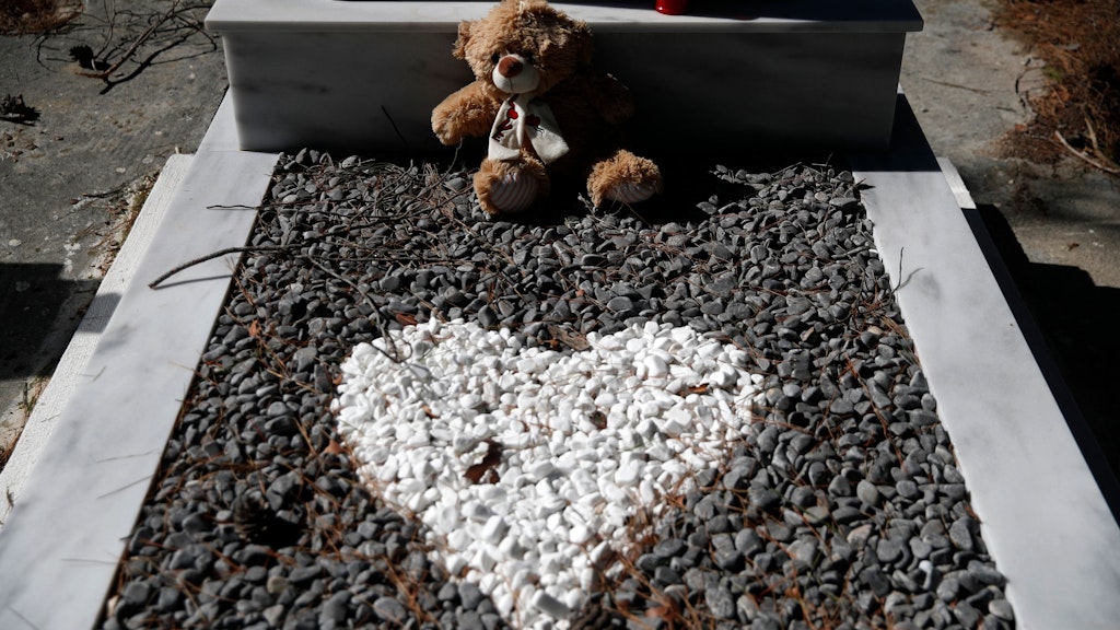 Ein Teddybär steht auf dem Grab des kleinen Yahya A., der auf der griechischen Insel Samos beerdigt wurde.