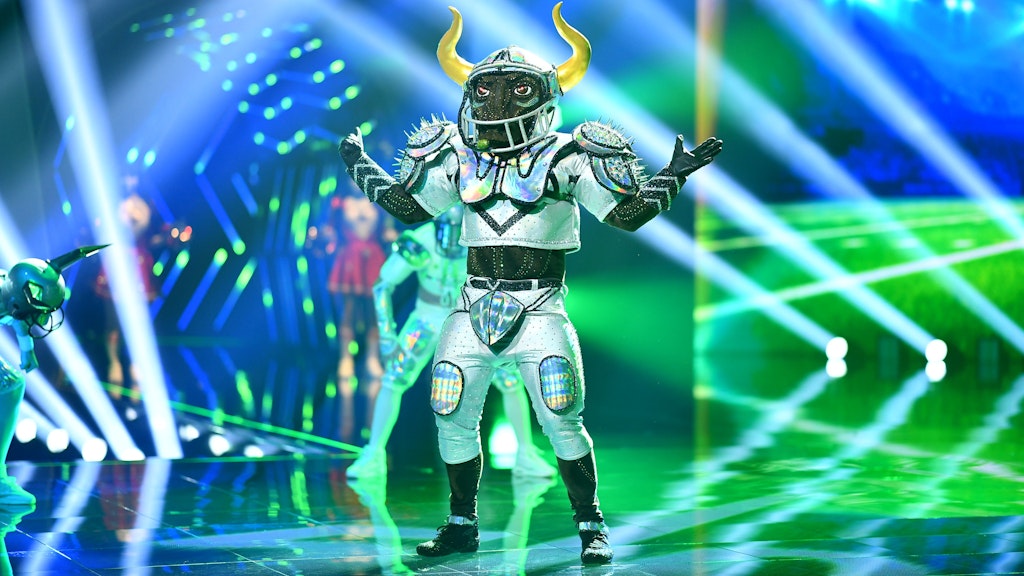 Auch er darf (noch) auf der „Masked Singer“-Bühne stehen: Der Stier.