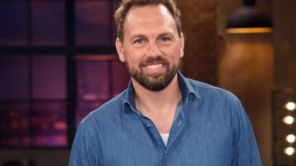Moderator Steven Gätjen sitzt dieses Mal in der „Masked Singer“-Jury.
