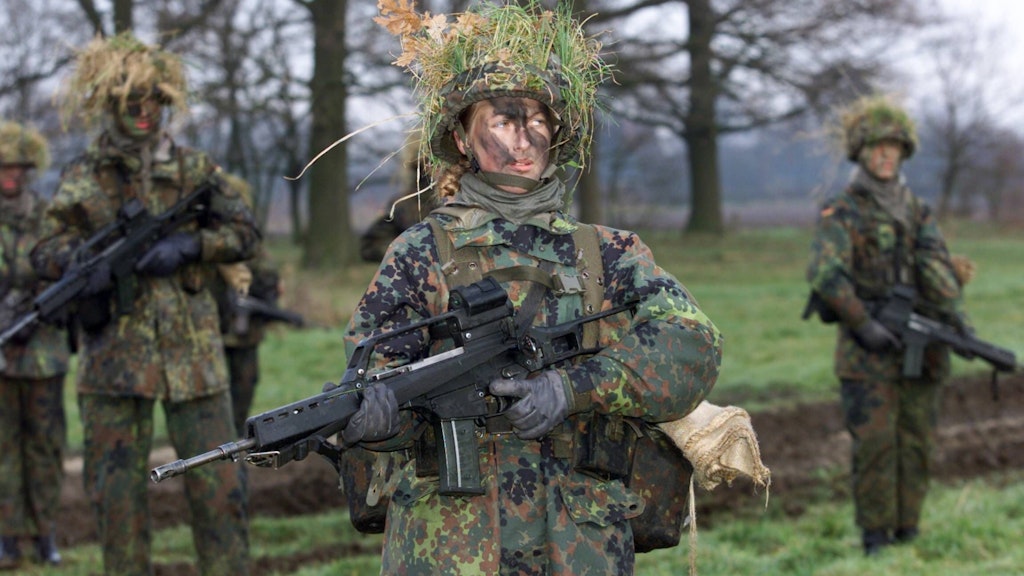 Eine Soldatin der Bundeswehr mit dem G36. 