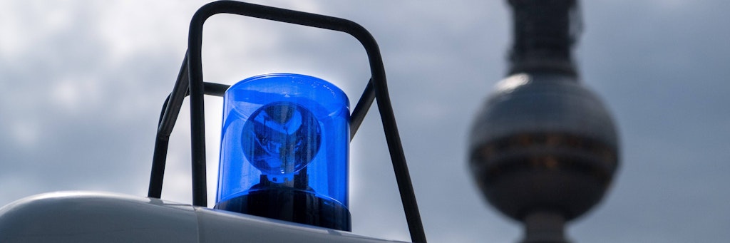 Blaulicht auf dem Dach eines Berliner Polizeifahrzeugs Blaulicht.