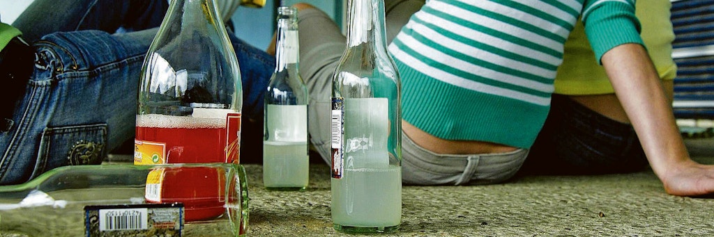 Eine Mädchenclique frönt dem Alkohol (Symbolbild).