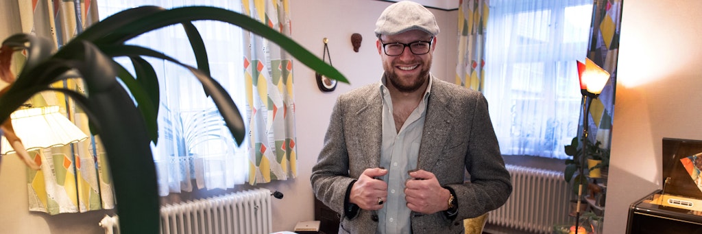 Kevin Nikodem steht im Wohnzimmer in seinem Haus. Nikodem lebt wie in den 50er-Jahren.