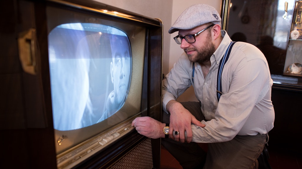 Kevin Nikodem bedient einen Fernseher aus den 50er Jahren in seinem Haus. 