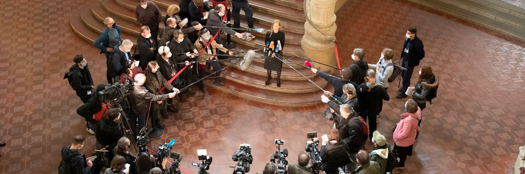 Statements in der Eingangshalle des Landgerichts zur Verhandlung im Prozess gegen den mutmaßlichen Auftragsmörder.<br>