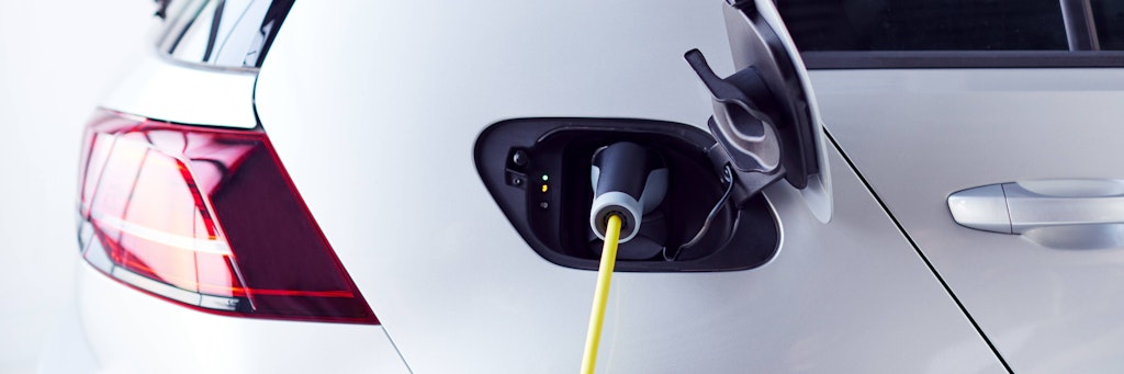 Ein Elektroauto wird geladen.