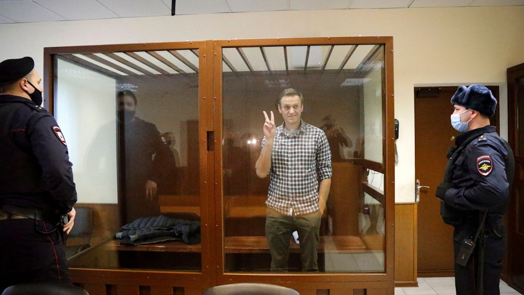 Oppositionsführer Alexej Nawalny steht in einem Käfig im Babuskinsky Bezirksgericht am 20. Februar 2020. 
