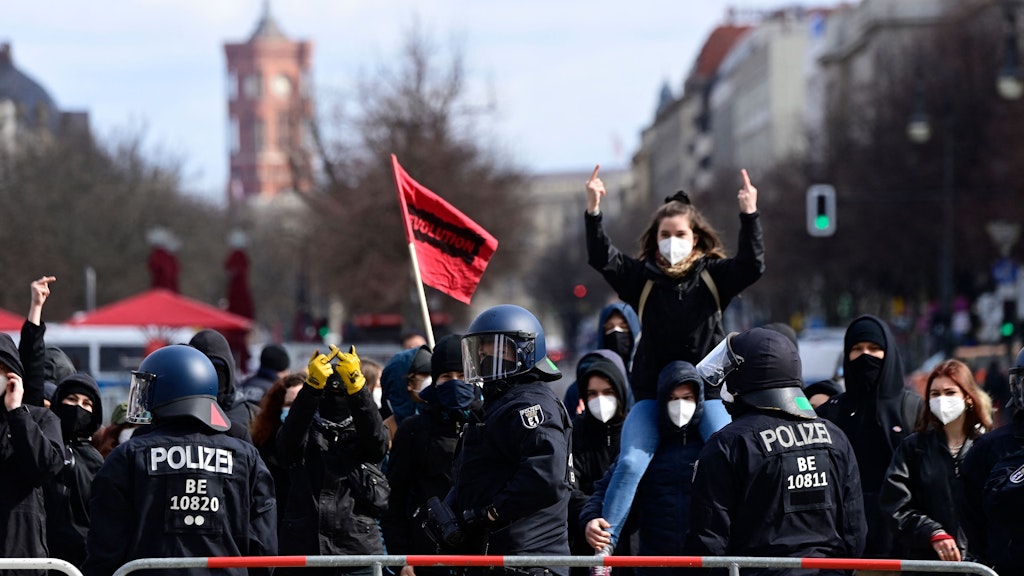 Gegendemonstranten zeigen den Rechtsextremen, was sie von ihnen halten.