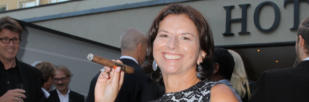 Claudia Obert (hier mit Zigarre) genießt gerne das Leben einer Luxus-Lady.
