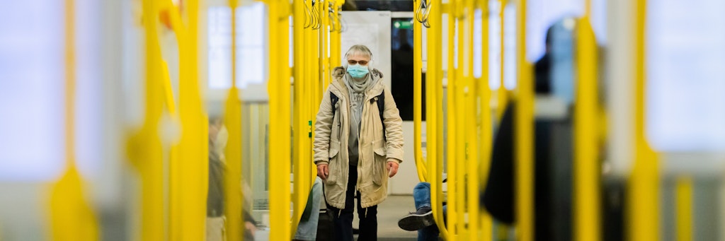 Eine Frau steigt mit Maske in eine Berliner U-Bahn. (Symbolbild)