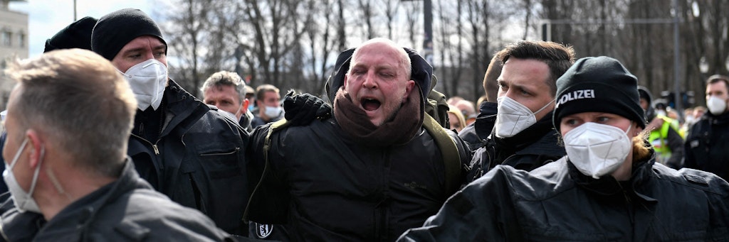 Polizisten nehmen einen Rechtsextremen fest.