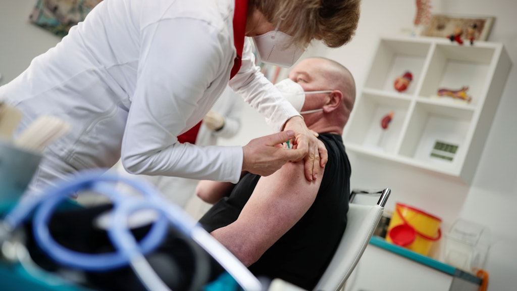 Seit Anfang März impfen bereits in einem Modellversuch Hausärzte in vier Praxen in Brandenburg gegen Corona.