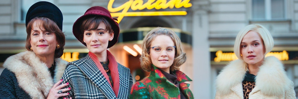 Für „Ku'damm 63“ stehen die Schauspielerinnen Claudia Michelsen, Maria Ehrich, Sonja Gerhardt und Emilia Schüle (v. l. n. r.) vor der Kamera.