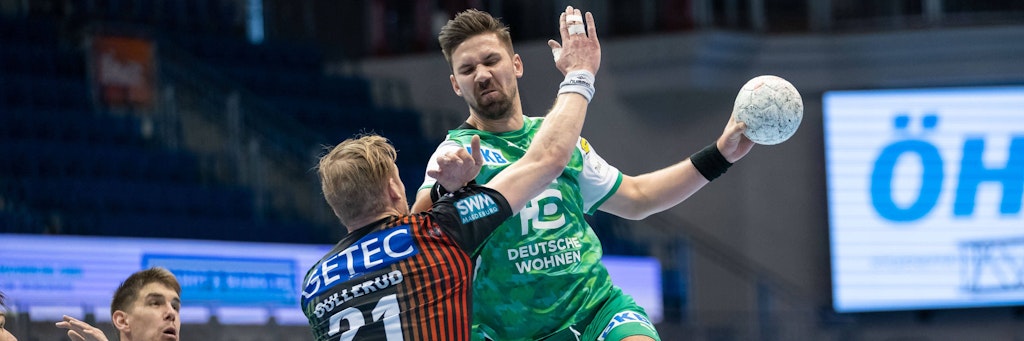 Fuchs Fabian Wiede versucht sich gegen Magdeburgs Magnus Gullerud.