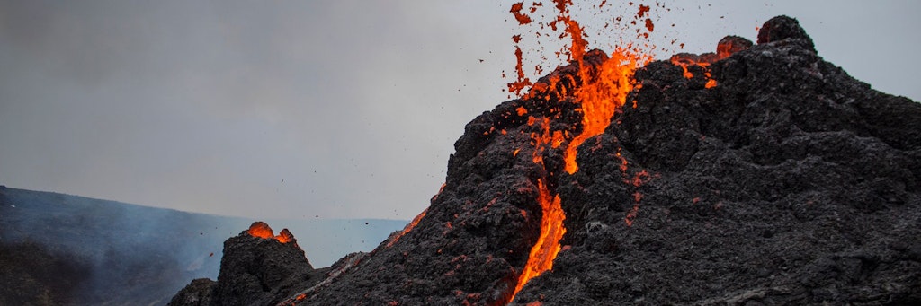 Lava fließt auf der Reykjanes-Halbinsel im Südwesten Islands aus dem Vulkan Fagradalsfjall. 