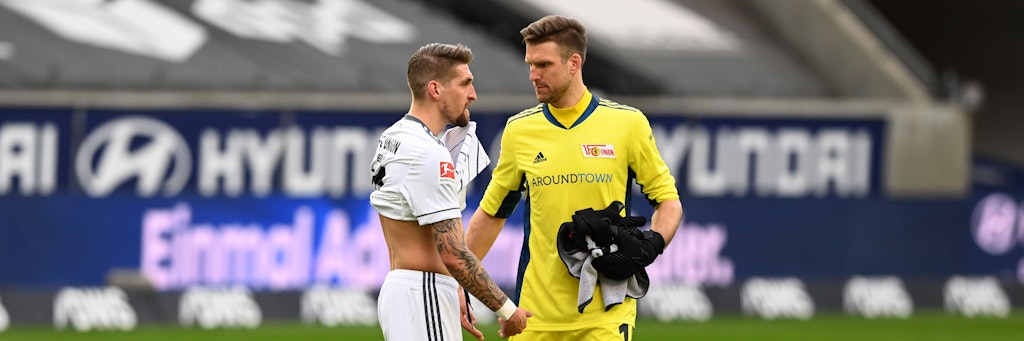 Unions Torwart Andreas Luthe (r.) versucht seinen Mitspieler Robert Andrich nach dem Missgeschick zu trösten.