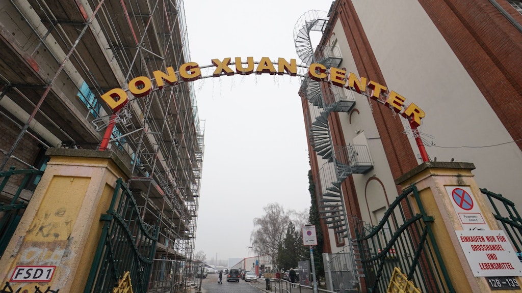 Blick auf das Eingangstor zum Dong Xuan Center. 