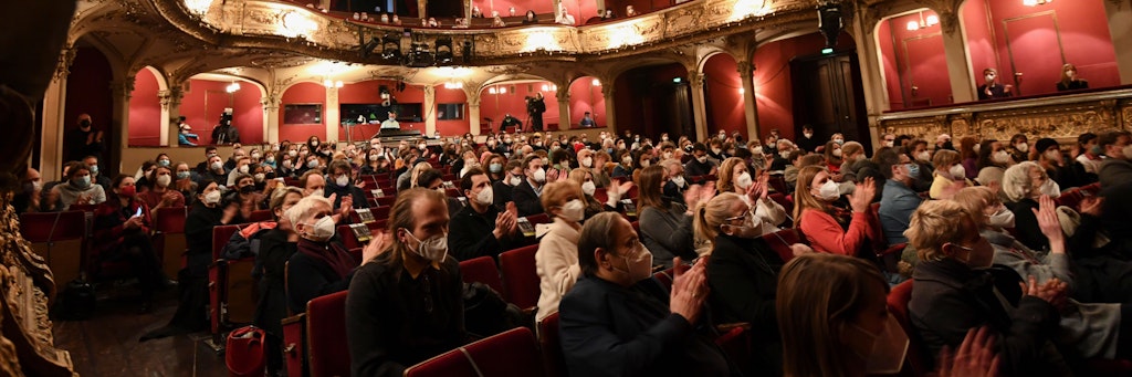 Auch das Berliner Ensemble öffnete mit der Vorstellung „Panikherz“ im Rahmen des Berliner Pilotprojekts während der Corona-Pandemie wieder seine Türen.