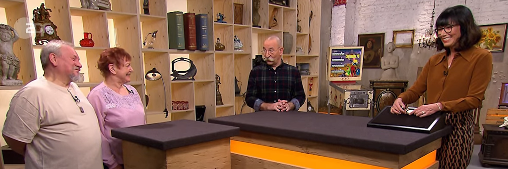Das Ehepaar mit Moderator Horst Lichter und Schmuck-Expertin Heide Rezepa-Zabel bei der „Bares für Rares“-Expertise.