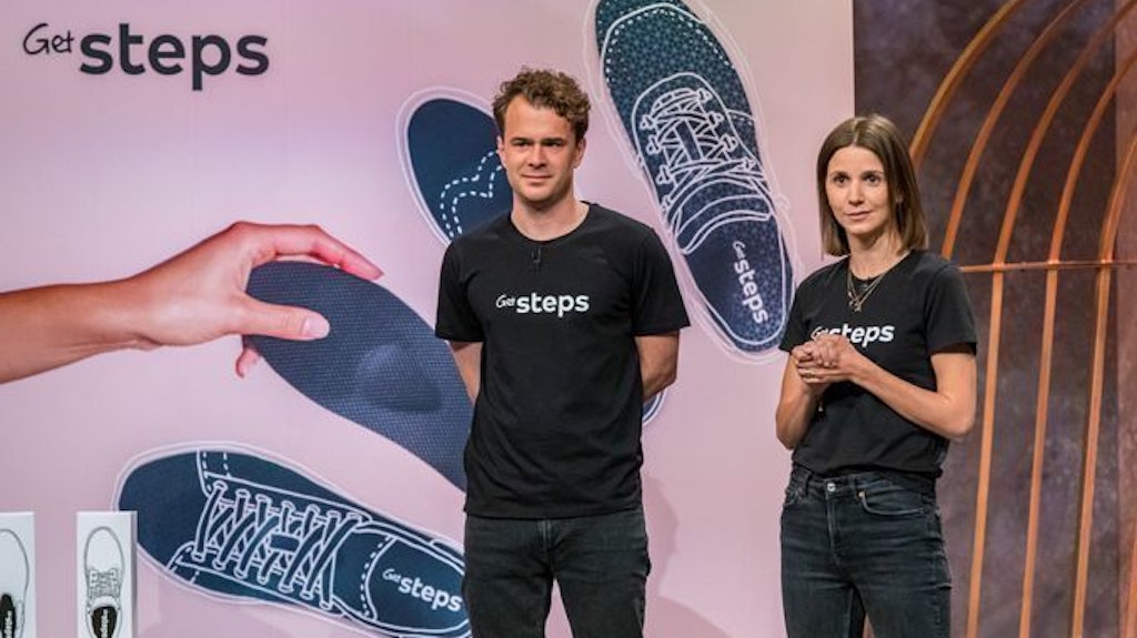 Annika Wolf und Vincent Hoursch preisen ihre orthopädischen Schuheinlagen an. 