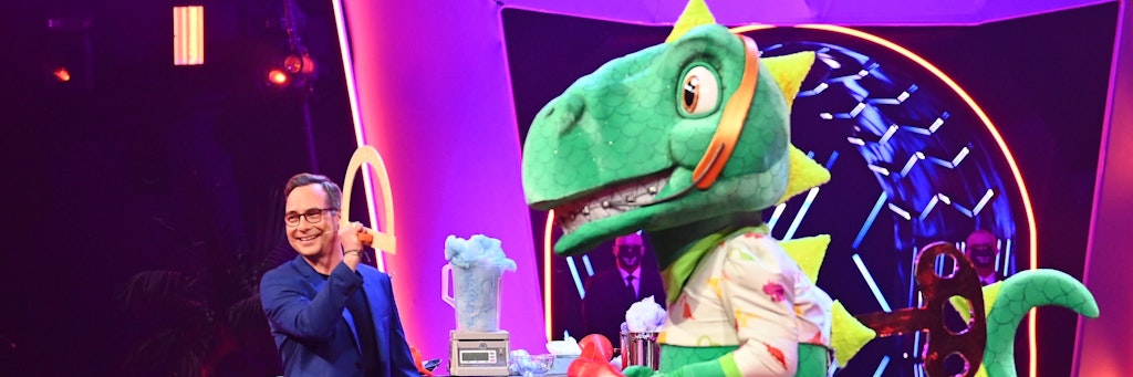 Ist für viele Fans der heißeste Kandidat auf den Sieg bei „The Masked Singer“: der Dinosaurier. Links: „The Masked Singer“-Moderator Matthias Opdenhövel.