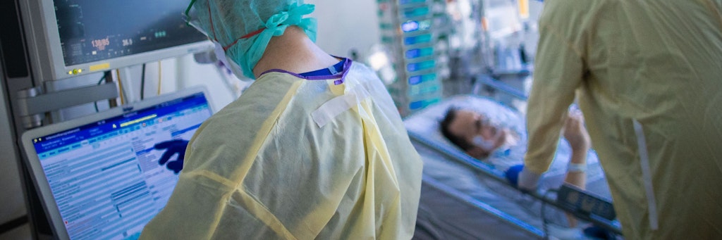 Nach den ersten vorsichtigen Lockerungen in der Pandemie ist die Zahl der Corona-Patienten auf Deutschlands Intensivstationen wieder angestiegen. Mit mehr als 3000 belegten Betten liegt die Belastung im Moment erneut so hoch wie zu den Spitzenzeiten in der ersten Welle im Frühjahr 2020.