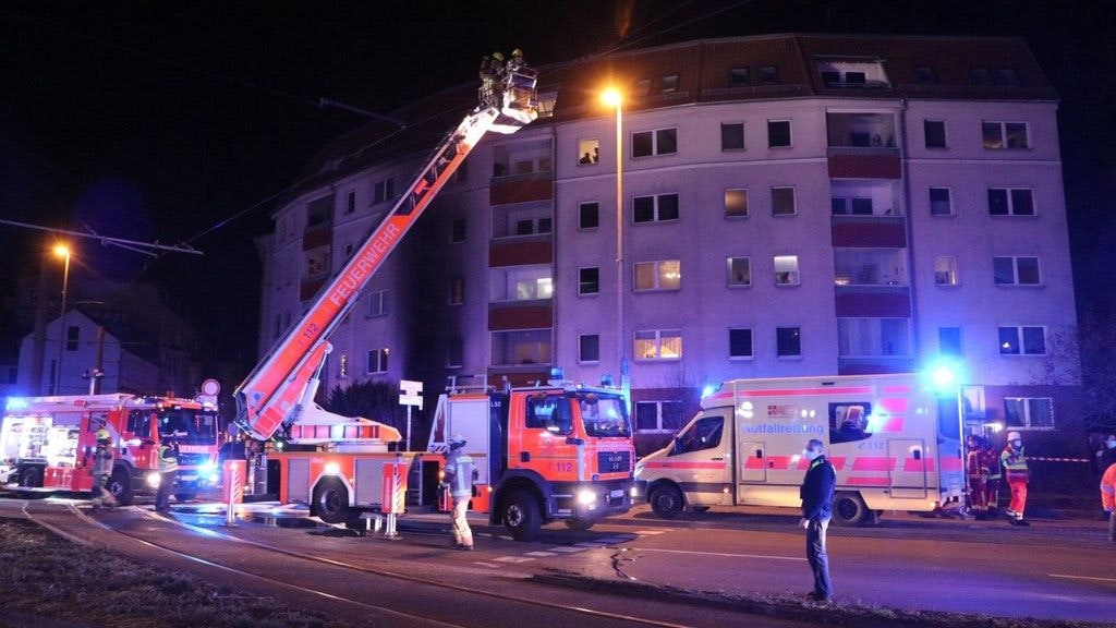 Die Feuerwehr am Brandort in der Amtsstraße in Köpenick.