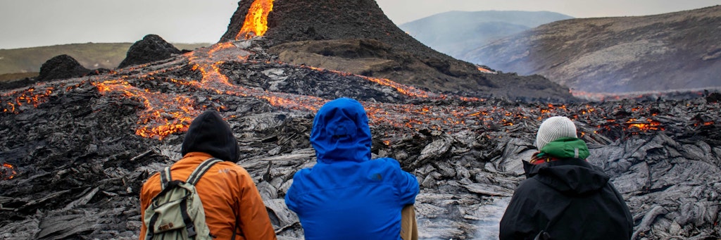 Wanderer beim Vulkan Fagradalsfjall in Island.