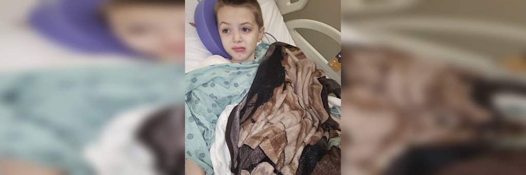 Der kleine Jay (9) im Krankenhaus. Er wurde von einem Hai angegriffen.