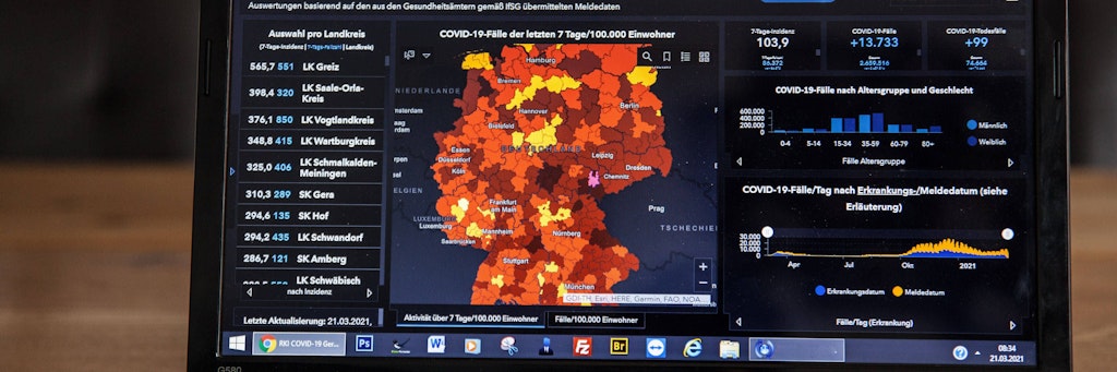 Auf einem Laptop ist die Seite vom Robert Koch-Institut mit den aktuellen COVID-19 Fallzahlen zu sehen. 