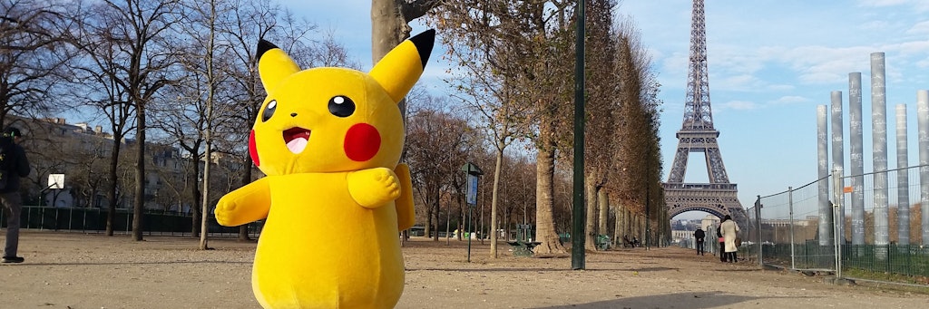 Ein Pikachu vor dem Eiffelturm.