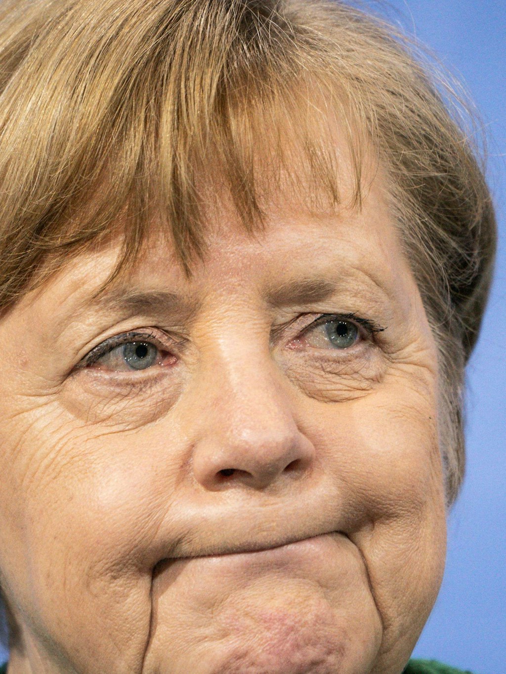 Gezeichnet von der endlos erscheinenden Video-Schalte: Angela Merkel.