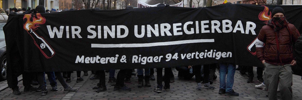 Menschen demonstrieren gegen die Räumung der Szene-Kneipe Meuterei in der Reichenberger Straße.