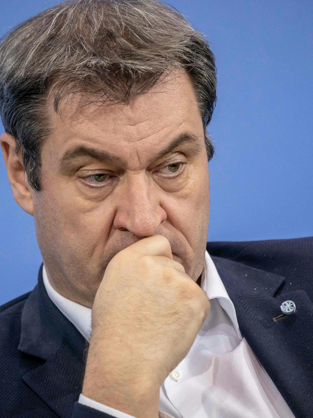 Erschöpft und erkennbar rasierbedürftig: Markus Söder.