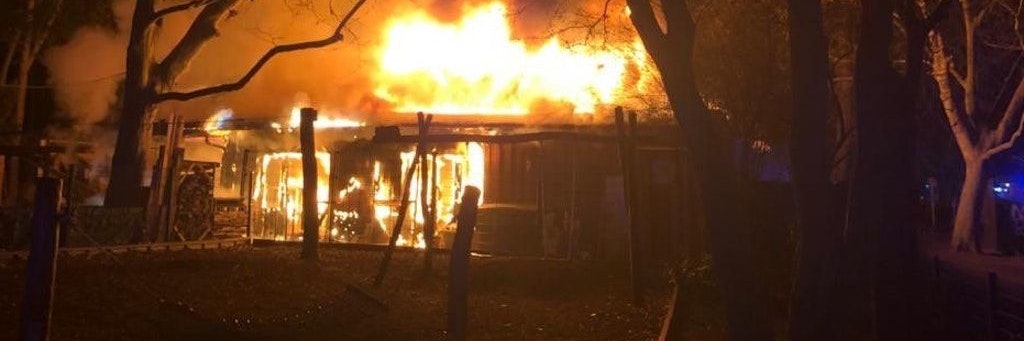 Das brennende Restaurant Brachvogel in Berlin-Kreuzberg.