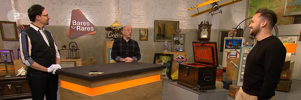 Experte Colmar Schulte-Goltz, Moderator Horst Lichter und Kandidat Phillipp bei „Bares für Rares“.