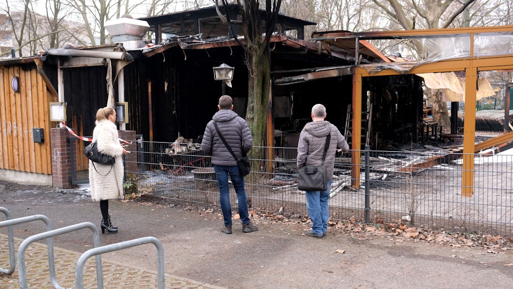 Wenig zu retten. Das beliebte Lokal mit Biergarten und Minigolf ist nach dem Feuer fast völlig ausgebrannt.