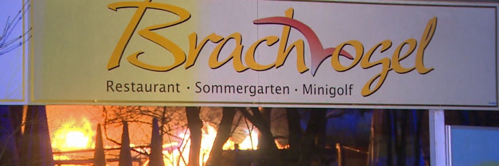 Flammen loderten im Brachvogel im Stadtteil Kreuzberg. Das Restaurant am Landwehrkanal ist in der Nacht zu Mittwoch abgebrannt.