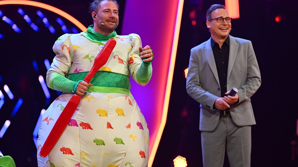 Der Dino gewann die aktuelle „The Masked Singer“-Staffel, darunter steckte Sänger Sasha.