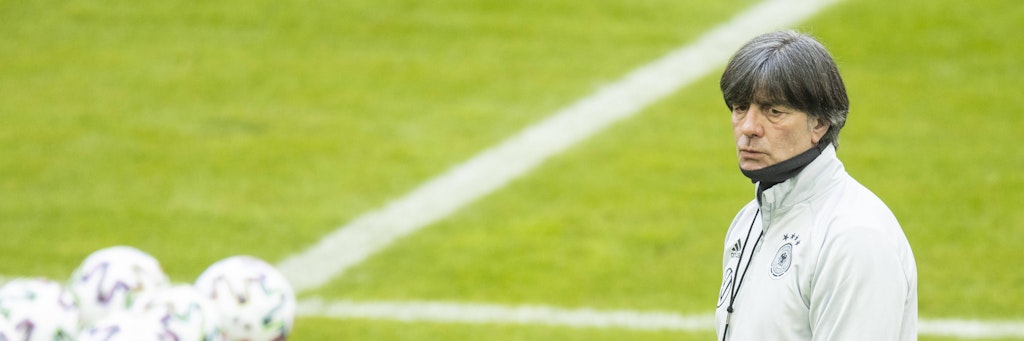Bundestrainer Jogi Löw hat die Nationalspieler beim Training genau im Visier.