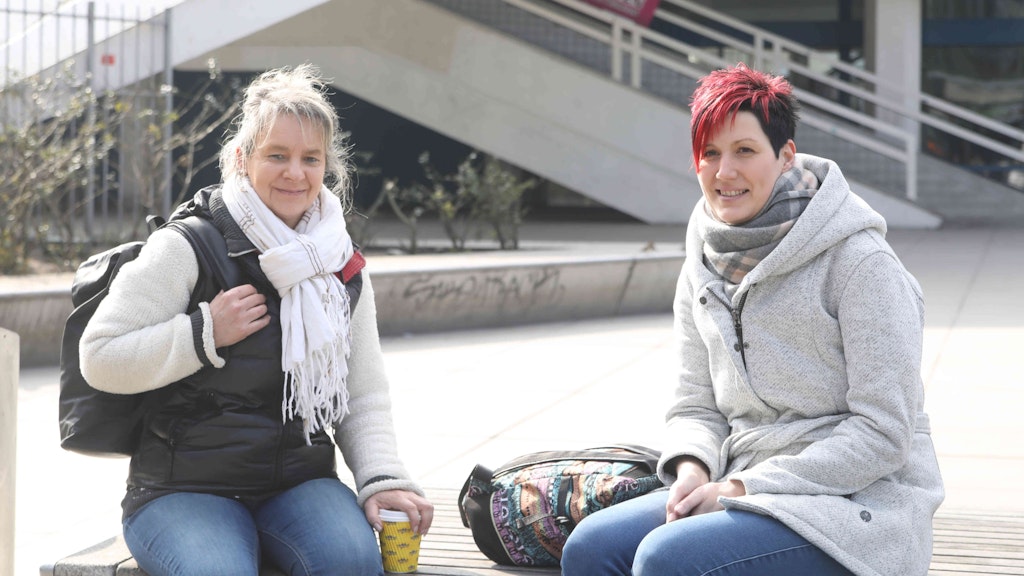 Liane Kluge (52) und Denise Eisenberger (39), beide Verkäuferinnen:„ Wir sind froh, nun am Gründonnerstag arbeiten zu dürfen.“