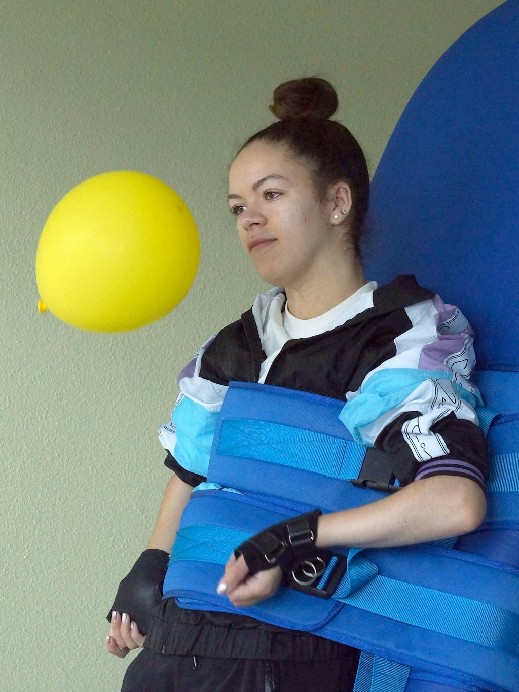 Aufrecht stehen kann Elisa Chirino nur, wenn sie festgeschnallt ist.